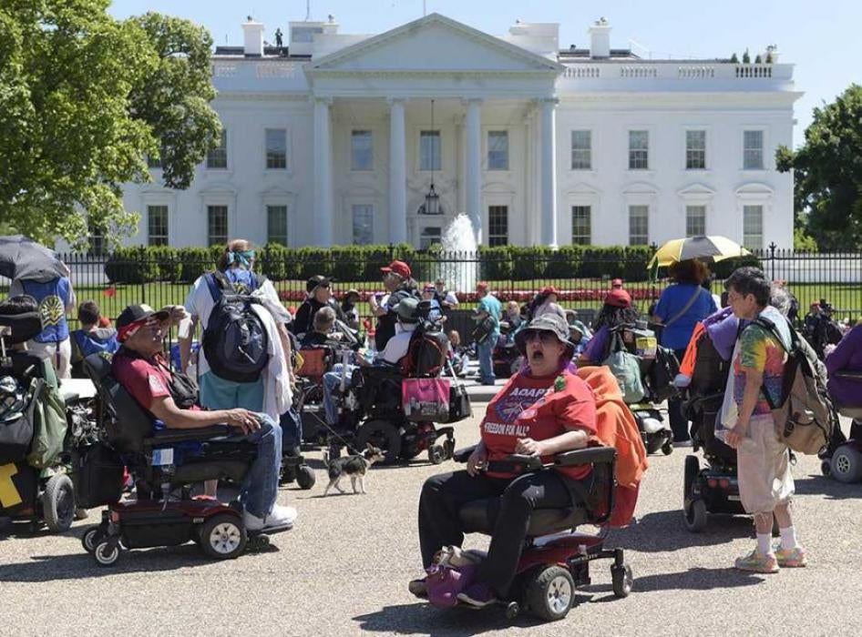 Rassemblement de personnes handicapées et de représentants d’ONG devant la Maison-Blanche à Washington, tenu le 15 mai 2017 afin d’attirer l’attention sur la nécessité pour l’administration Trump d’agir davantage pour protéger les droits de ces personnes.