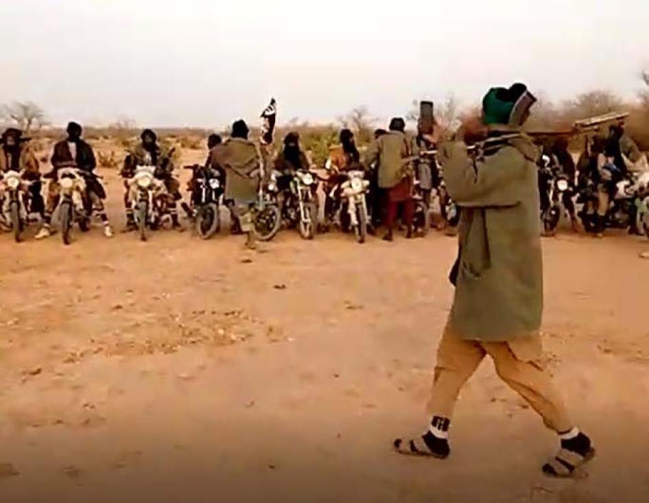 Des islamistes armés sur des motos dans le centre du Mali. Capture d’écran d’une vidéo reçue par Human Rights Watch le 22 janvier 2020.