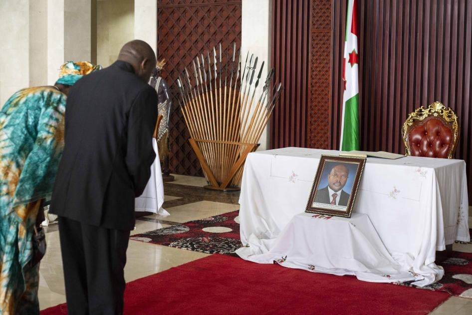 Le nouveau président du Burundi, Évariste Ndayishimiye, et son épouse Angeline Ndayubaha présentent leurs respects devant une photographie de feu le président Pierre Nkurunziza, au palais présidentiel de Bujumbura, au Burundi, le 13 juin 2020. 