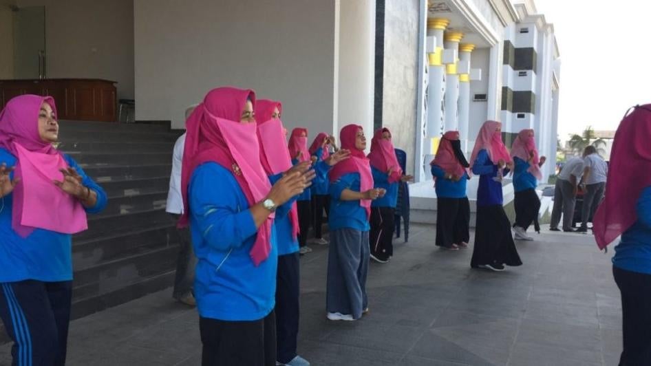 Pada 3 Juli, untuk pertama kalinya, puluhan pegawai negeri sipil perempuan berpartisipasi dalam acara senam Jumat dengan mengenakan cadar. 