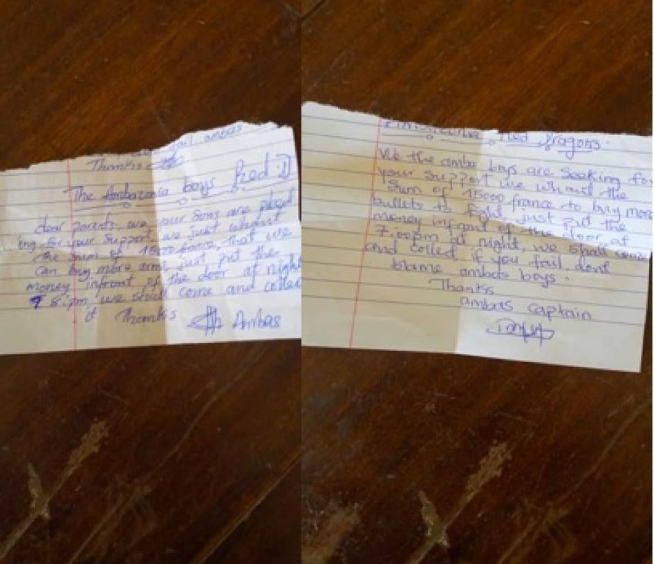 Deux notes déposées par des séparatistes armés à des domiciles de la ville de Mamfe, dans la région du Sud-Ouest du Cameroun, en juillet. Ces notes demandent aux habitants de verser 15 000 XAF [26 dollars US] aux Dragons rouges (« Red Dragons »), un groupe séparatiste armé, pour l’achat d’armes et de munitions.