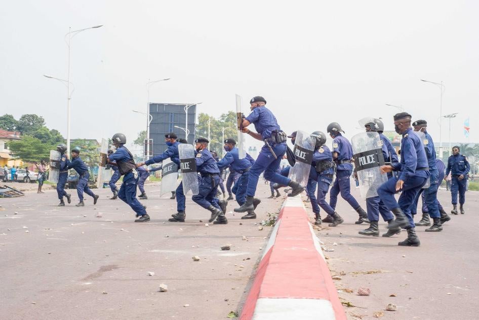 Des policiers chargent des manifestants à Kinshasa le 9 juillet 2020 lors de manifestations sur la nomination du nouveau président de la Commission électorale.