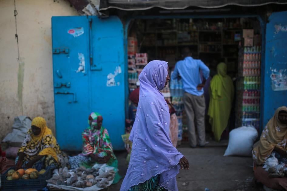 Une femme passe devant des vendeuses de rue dans la ville portuaire de Djibouti, capitale de la République de Djibouti qui est située dans la Corne de l’Afrique, à l’est de l’Éthiopie et face au Golfe d’Aden. 