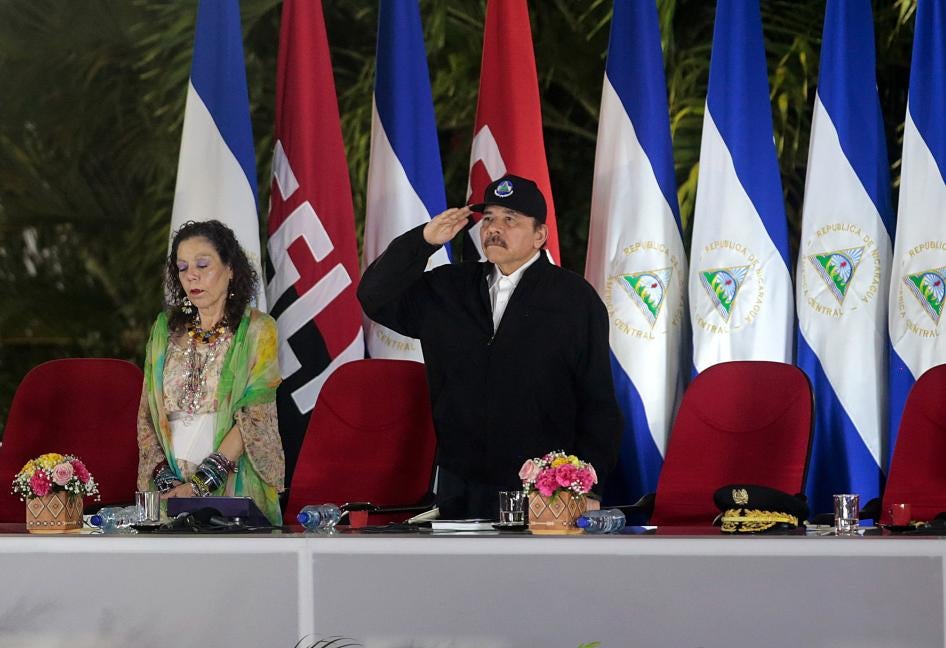 El Presidente de Nicaragua, Daniel Ortega, saluda a los soldados durante el juramento del Comandante en Jefe del ejército nicaragüense, General Julio César, en la Plaza de la Revolución en Managua, Nicaragua, 21 de febrero de 2020.