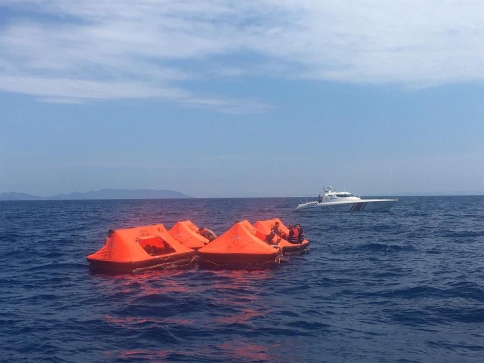 Yunan Sahil Güvenliği, sığınmacıları ve göçmenleri şişirilebilir, kurtarma ekipmanları olan motorsuz salları kullanarak Türkiye sınırına yakın açık sularda sürüklenmeye bırakmakla suçlanıyor. 25 Mayıs 2020 © 2020 Türk Sahil Güvenliği