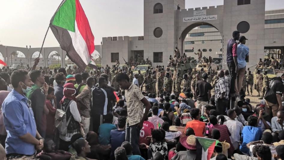 جنود سودانيون يحرسون مقر القيادة العامة بينما يتجمع المحتجون في العاصمة الخرطوم، 11 أبريل/نيسان 2019. 