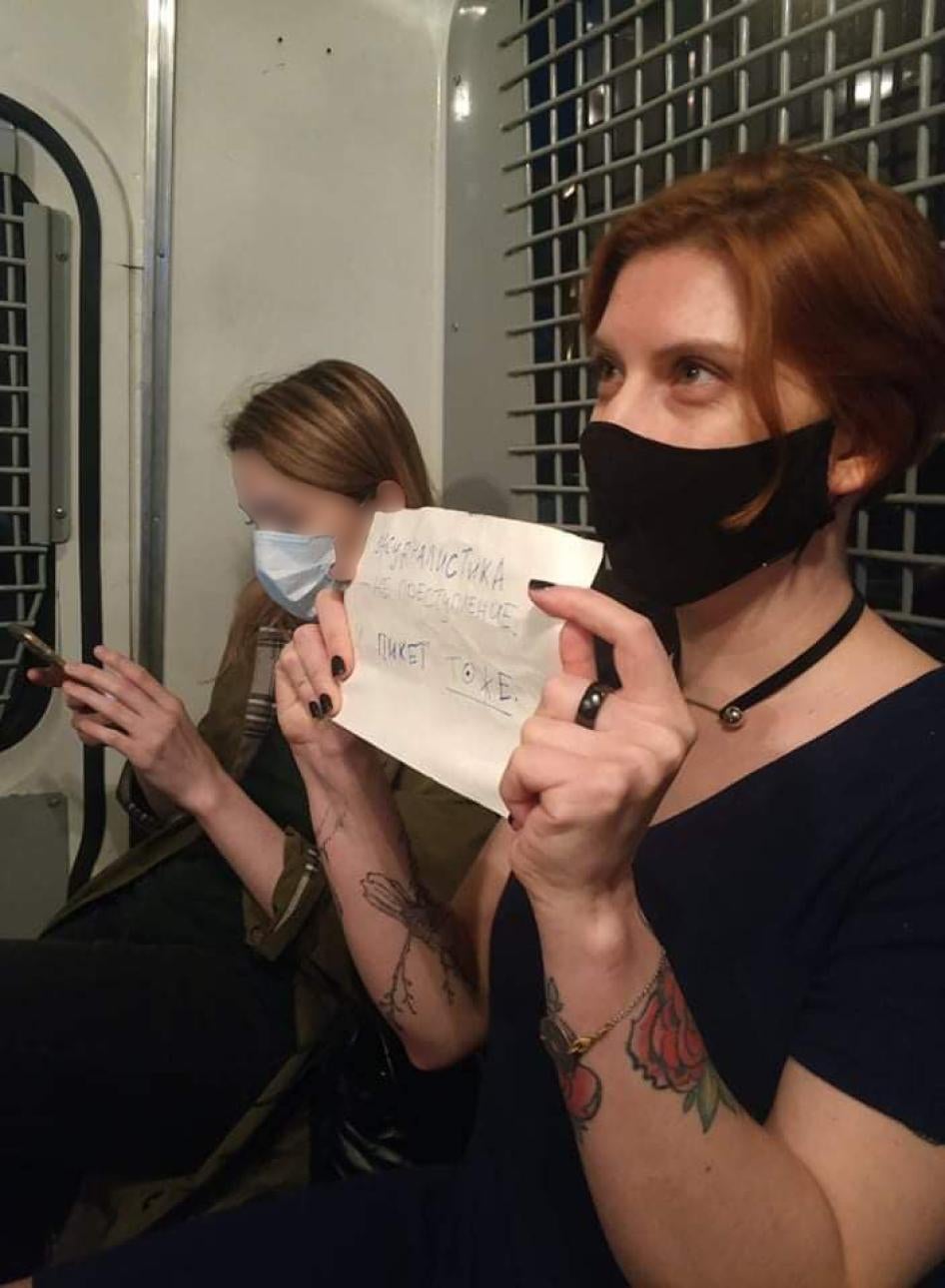 Mariya Chernykh in a police bus with a placard reading “Journalism is not a crime, neither is a picket”, July 7, 2020, Moscow.