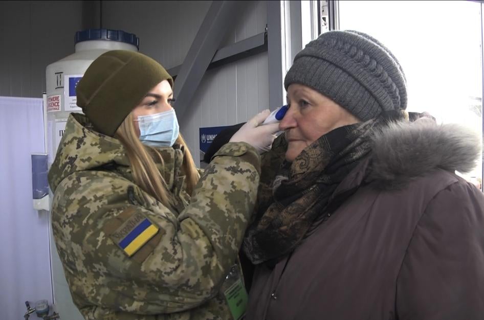Перевірка температури на урядовому контрольному пункті в'їзду-виїзду (КПВВ) «Майорське» у Донецькій області. 16 березня 2020 року.