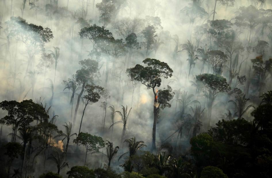 Fumaça sobe durante incêndio em uma área da floresta amazônica perto de Porto Velho, Estado de Rondônia, Brasil.