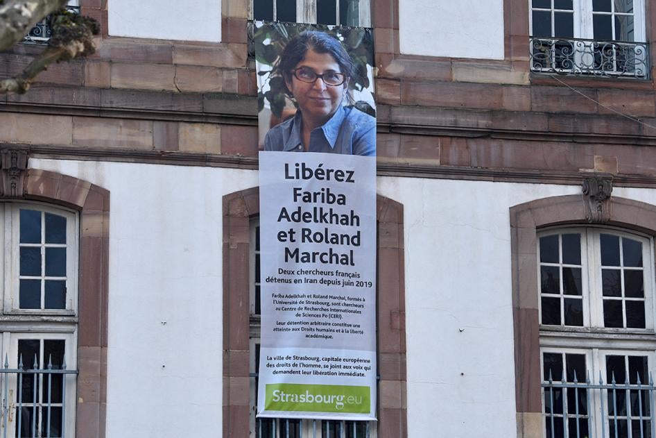 پوستر آویزان شده بر دیواره ساختمان شهرداری استراسبورگ در فرانسه که خواستار آزادی فریبا عادلخواه و رونالد مارشال، دو دانشمند فرانسوی زندانی در ایران از ژوئن ۲۰۱۹، است.
