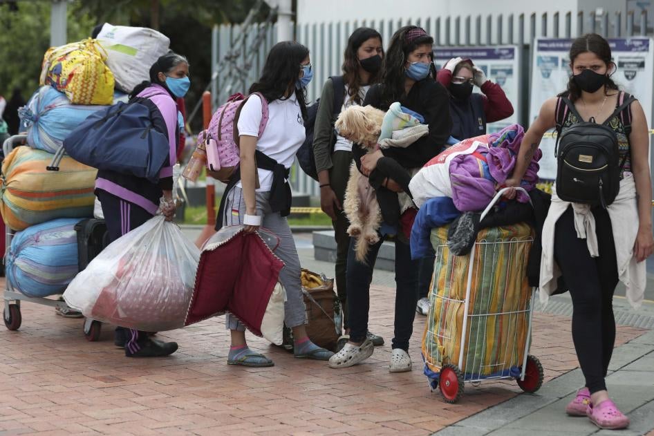 Migrantes venezolanos esperan un autobús en Bogotá, Colombia, para viajar a la frontera con Venezuela durante la pandemia de Covid-19, el 2 de julio de 2020.