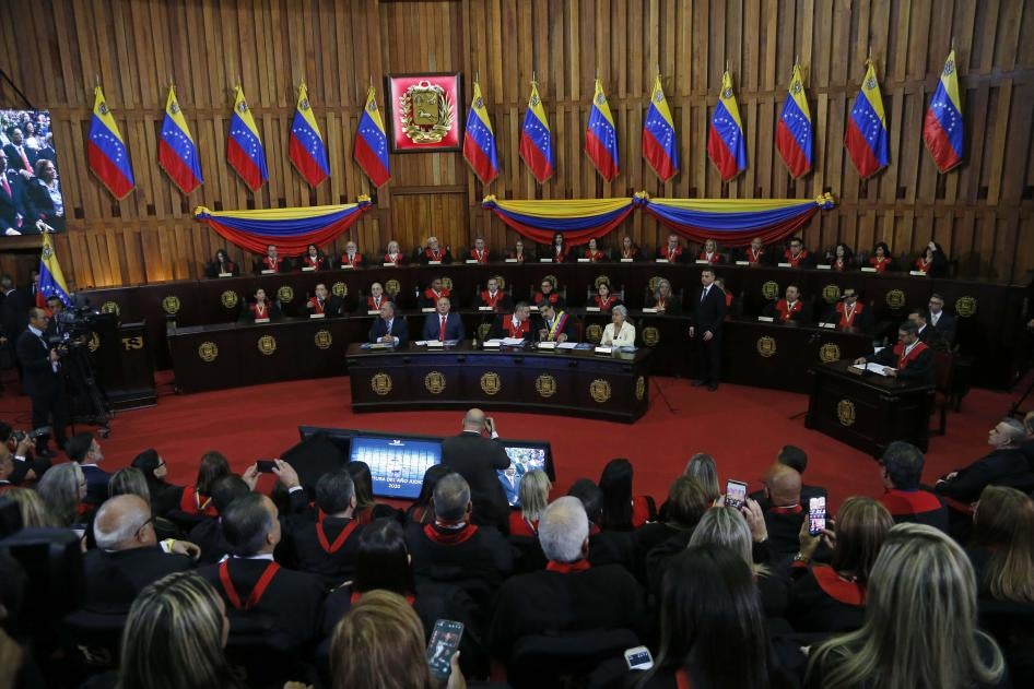 Nicolás Maduro, sentado segundo en la mesa desde la derecha, habla con el presidente del Tribunal Supremo de Justicia, Maikel Moreno, en el TSJ antes de su discurso anual en Caracas, Venezuela, el 31 de enero de 2020.