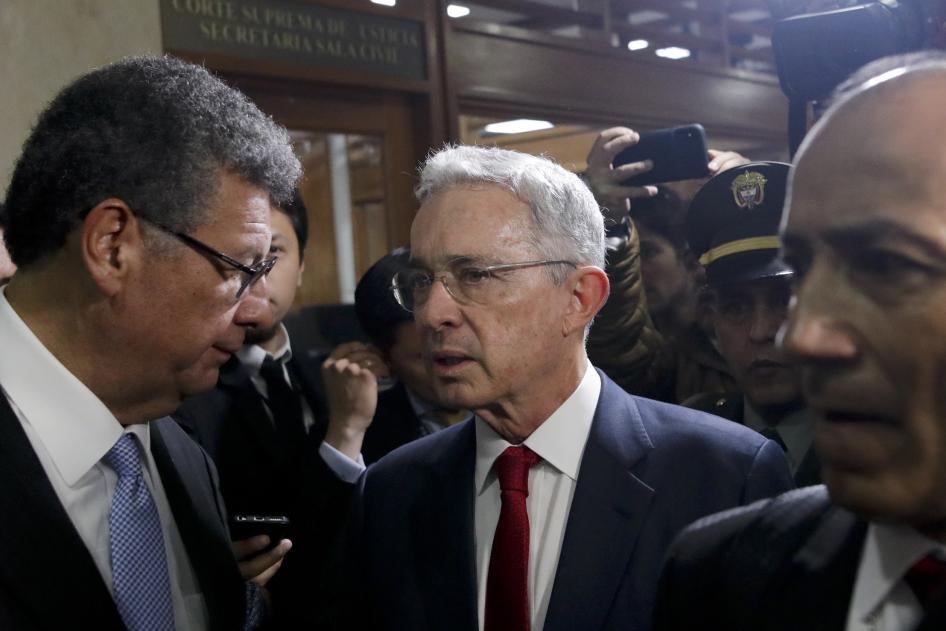 El expresidente de Colombia Álvaro Uribe llega a la Corte Suprema para ser indagado sobre su presunta participación en un caso de manipulación de testigos, en Bogotá, Colombia, el martes 8 de Octubre de 2019.
