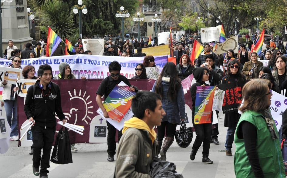 Marcha LGBT durante el Día Internacional contra la Homofobia en La Paz, Bolivia, en 2013. © AIZAR RALDES/AFP vía Getty Images 