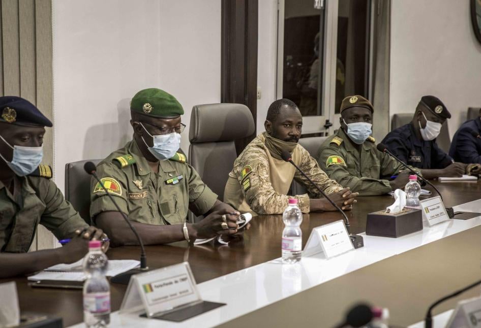 Les dirigeants du Comité national pour le salut du peuple (CNSP) ayant pris le pouvoir au Mali, dont son président, le colonel Assimi Goita (au centre), son vice-président Malick Diaw (au centre gauche), et son porte-parole Ismaël Wagué (à gauche), photographiés lors d’une réunion avec une délégation de la CEDEAO à Bamako le 22 août 2020. 
