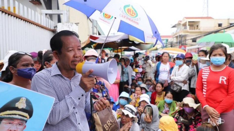 Le dirigeant syndical cambodgien Rong Chhun s’exprime à Phnom Penh lors d’une manifestation visant à défendre les droits de travailleurs licenciés dans le contexte de la pandémie de Covid-19, le 24 juillet 2020. 