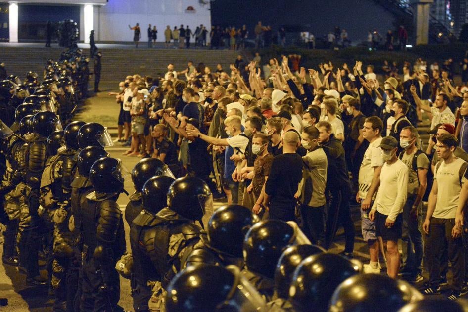 Противостояние между демонстрантами и милицией после президентских выборов ночью 9 августа 2020 г.