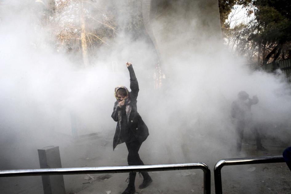 في 30  ديسمبر/كانون الأول 2017، طالب جامعي يشارك في مظاهرة داخل جامعة طهران بينما تلقي شرطة مكافحة الشغب الإيرانية قنبلة دخانية، في طهران، إيران. 