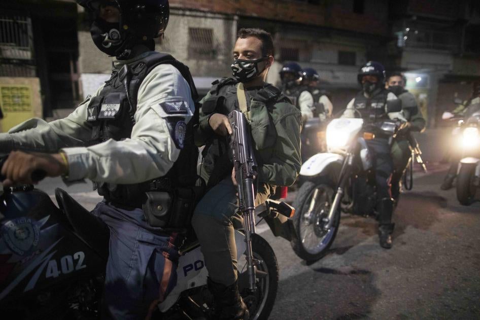 Miembros de la Guardia Nacional y la policía municipal manejan por el barrio de Petare en Caracas, Venezuela, el 7 de agosto de 2020, patrullando el área para asegurarse de que los residentes están cumpliendo con las regulaciones de Covid-19.
