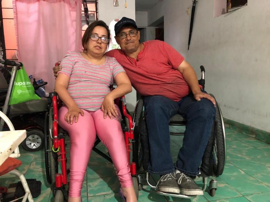 Reyna (izquierda) y César, ambos con discapacidad física, dijeron haber sobrevivido violencia por parte de sus familiares. Viven juntos en Monterrey, Nuevo León. © 2019 Libertad Hernández
