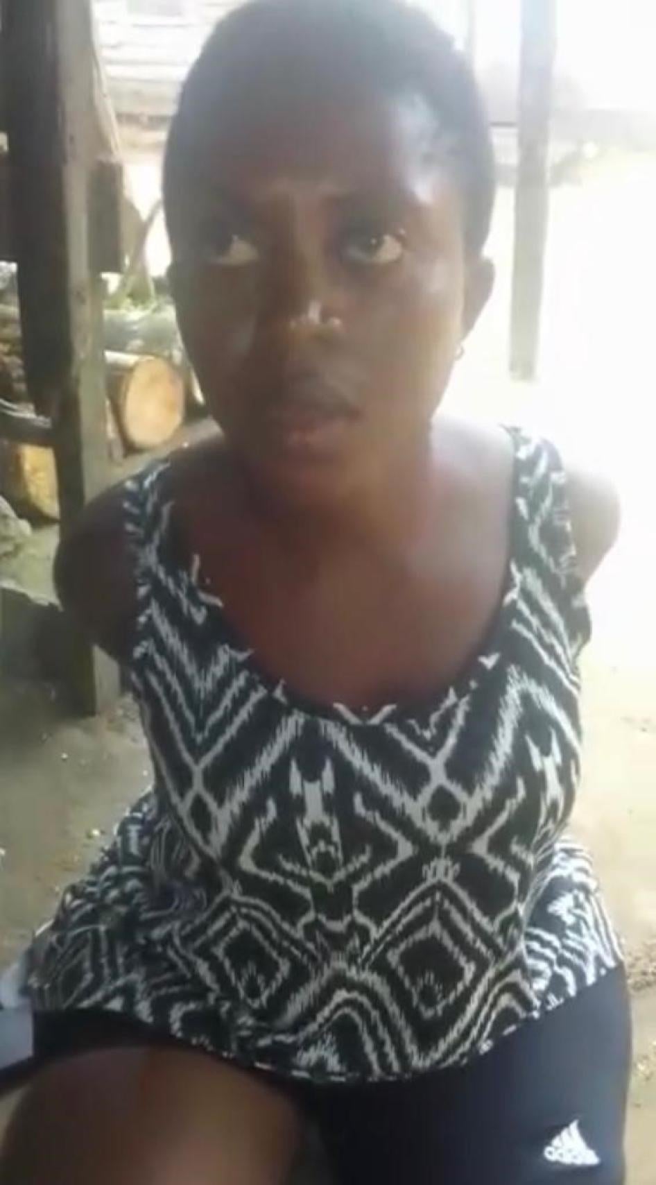 Image issue d’une vidéo montrant Confort Tumassang, interrogée et menacée par des séparatistes armés à  Muyuka, dans la région du Sud-Ouest au Cameroun, le 11 août 2020. Peu après, ils l’ont brutalement tuée. 