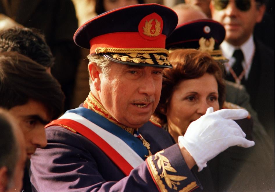 El General Augusto Pinochet, quien entre 1973 y 1990 lideró un gobierno militar en Chile responsable de incontables violaciones a los derechos humanos, en 1975.