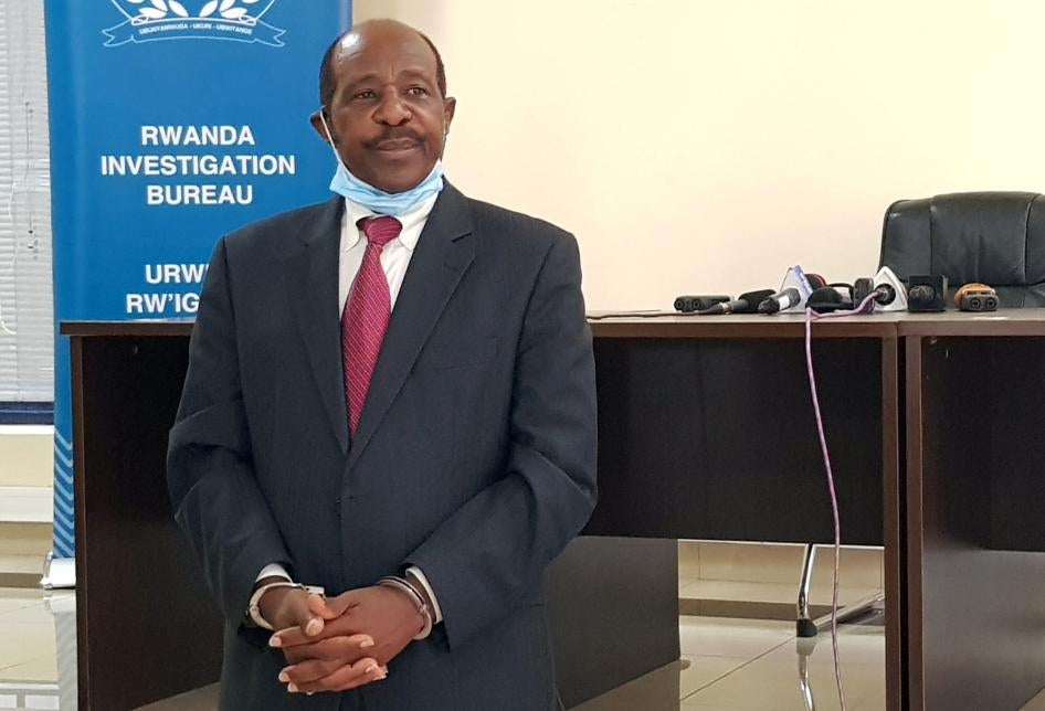 Paul Rusesabagina, qui a été arrêté le 27 août 2020, est présenté devant les médias, menotté, au siège du Bureau d’enquêtes rwandais (Rwanda Investigation Bureau, RIB) à Kigali, le 31 août.