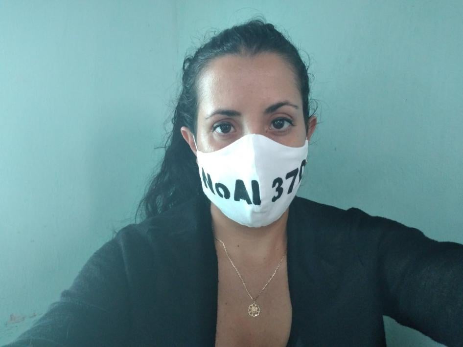 La periodista Camila Acosta usa una mascarilla que dice "No al 370", una ley de 2019 que restringe la libertad de expresión en Cuba, el 1 de agosto de 2020.