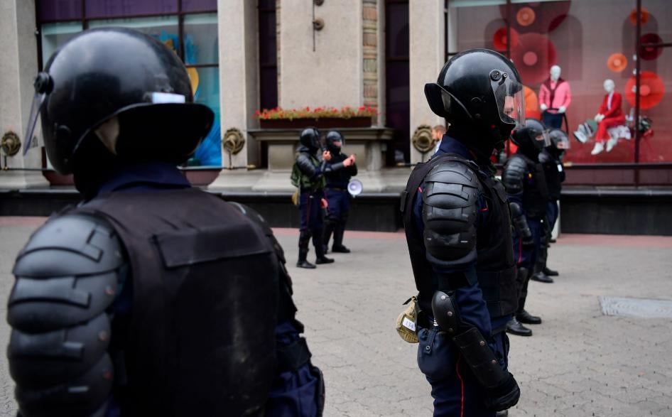 Des membres d’une unité de police anti-émeute bloquent l’accès à une rue piétonne à Minsk, en Biélorussie, le 6 septembre 2020.