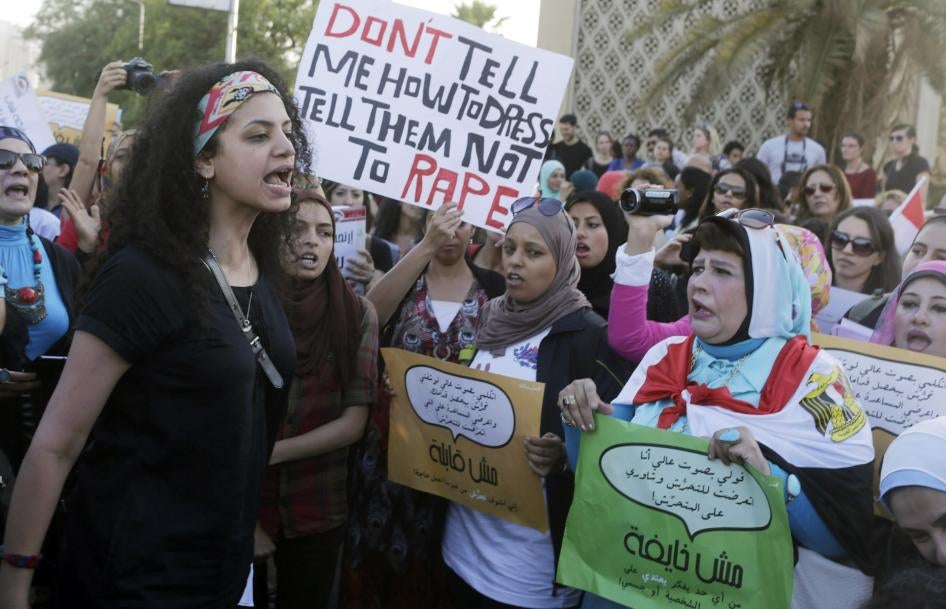 Manifestation de femmes égyptiennes protestant contre les violences sexuelles, tenue devant l'opéra du Caire le 14 juin 2014, deux mois après un viol collectif qui aurait été commis dans un hôtel de la capitale et a suscité une vague d’indignation.