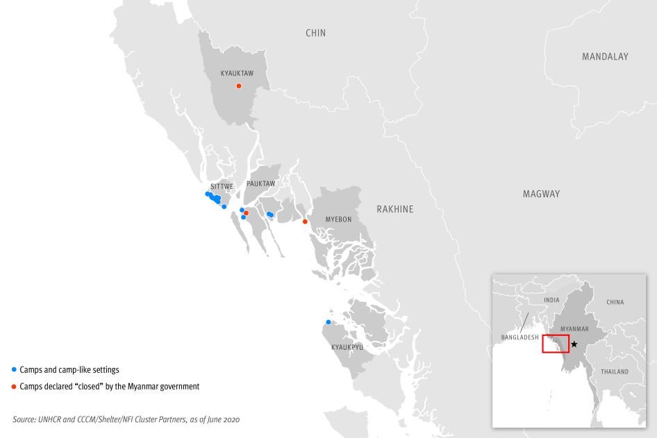 Carte montrant les emplacements des principaux camps où sont confinés des Rohingyas dans l’État de Rakhine, dans l'ouest du Myanmar. Points bleus : camps qui sont encore officiellement ouverts. Points rouges : camps qui sont officiellement « fermés ».