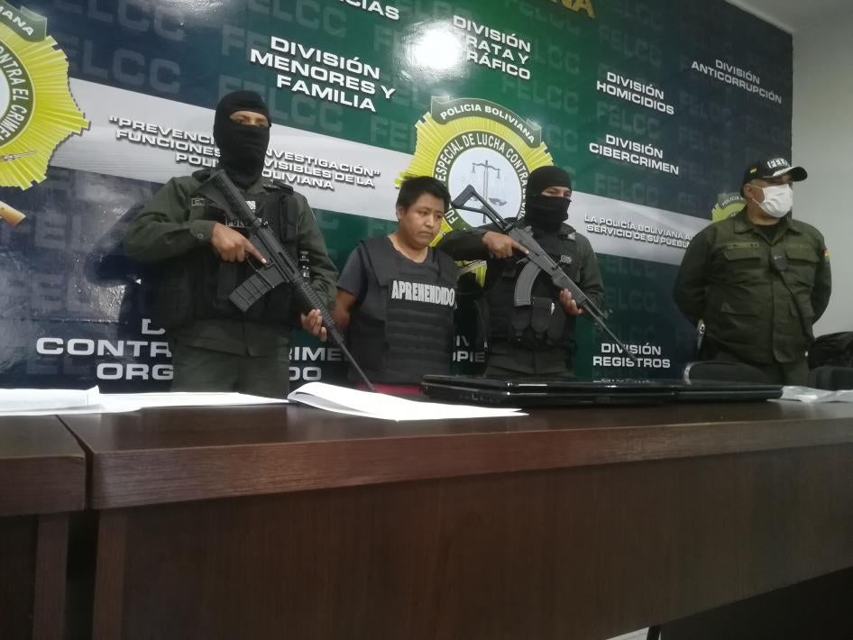 La policía presenta a Mauricio Jara, quien enfrenta cargos por compartir mensajes de WhatsApp que criticaban al gobierno interino y apoyaban al expresidente Evo Morales, en una conferencia de prensa el 22 de abril de 2020.