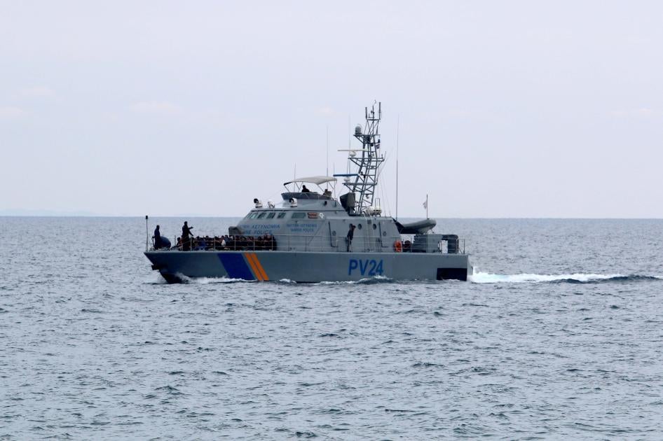 قارب لخفر السواحل القبرصي يحمل مهاجرين من مركب آتٍ من لبنان تم اعتراضه، 14 يناير/كانون الثاني 2020. 