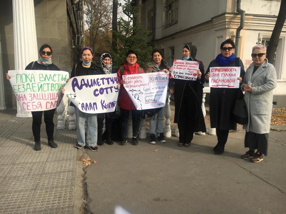 Правозащитницы протестуют в поддержку Гульжан Пасановой после заседания Верховного суда 22 октября в Бишкеке.