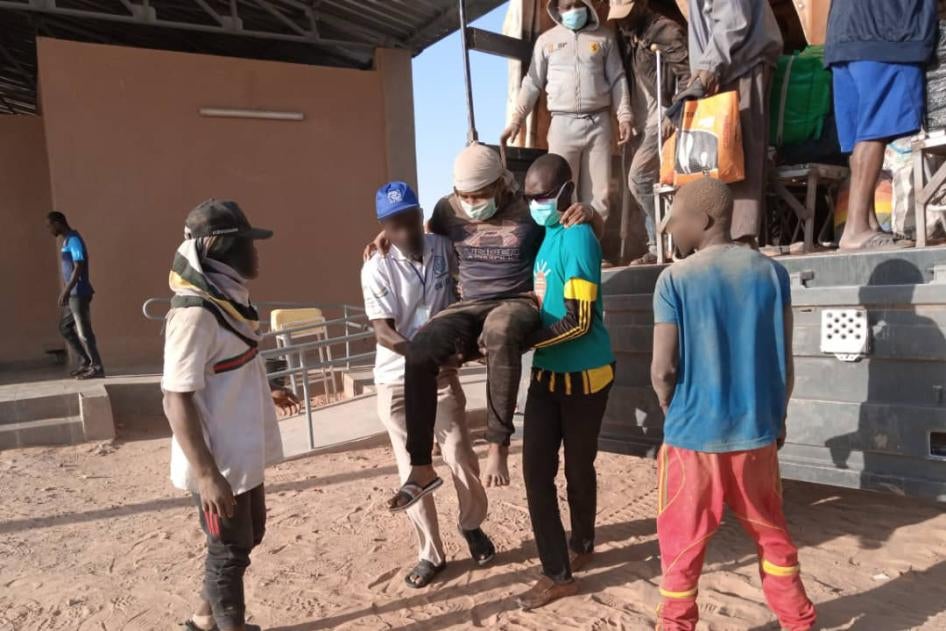 Des migrants originaires de plusieurs pays, faisant partie d'un groupe de 270 personnes en provenance d'Algérie, photographiés lors de leur arrivée à Assamaka, au Niger, le 30 septembre 2020.  © 2020 OIM Niger