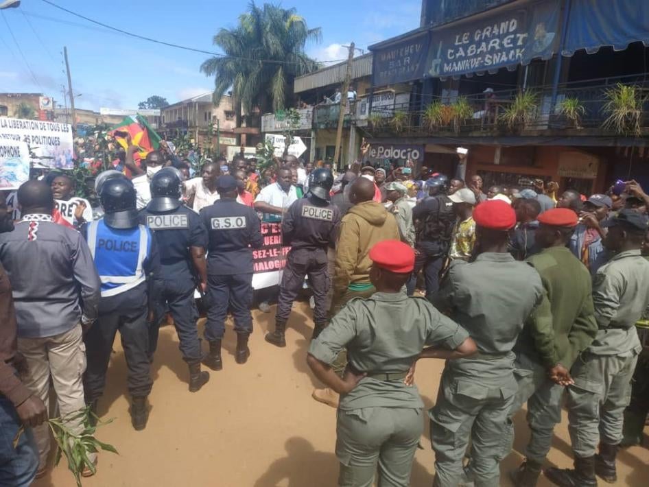 Des manifestants sont stoppés par des gendarmes et des policiers à Bafang, dans l’ouest du Cameroun, le 22 septembre 2020.