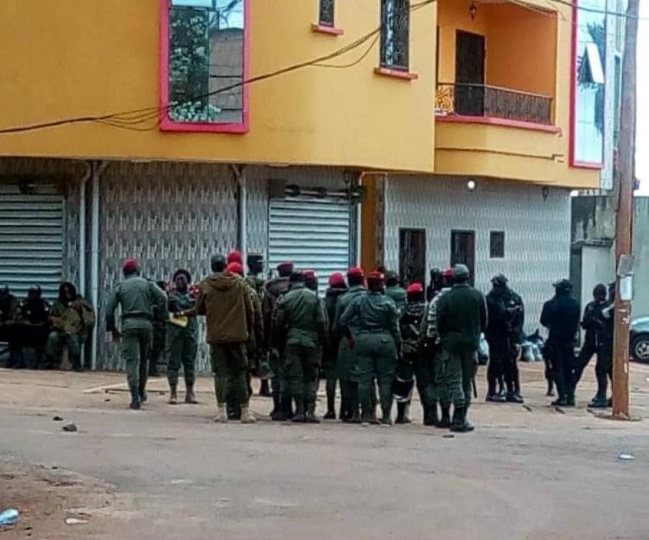 Des membres des forces de sécurité devant la résidence de Maurice Kamto, chef du parti d’opposition Mouvement pour la renaissance du Cameroun (MRC) à Yaoundé, capitale du Cameroun, le 28 septembre 2020.