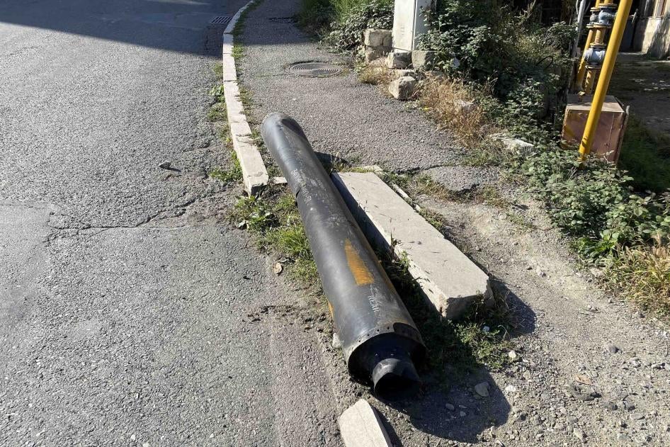 Tube d’une roquette de fabrication israélienne LAR-160, retrouvée dans une rue d’un quartier résidentiel de Stepanakert (Haut-Karabakh) en octobre 2020.