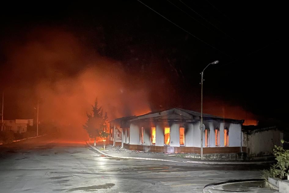 Un magasin brûle à Stepanakert (Haut-Karabakh) dans la nuit du 3 octobre 2020, peu après un bombardement mené contre un quartier résidentiel de cette ville. 