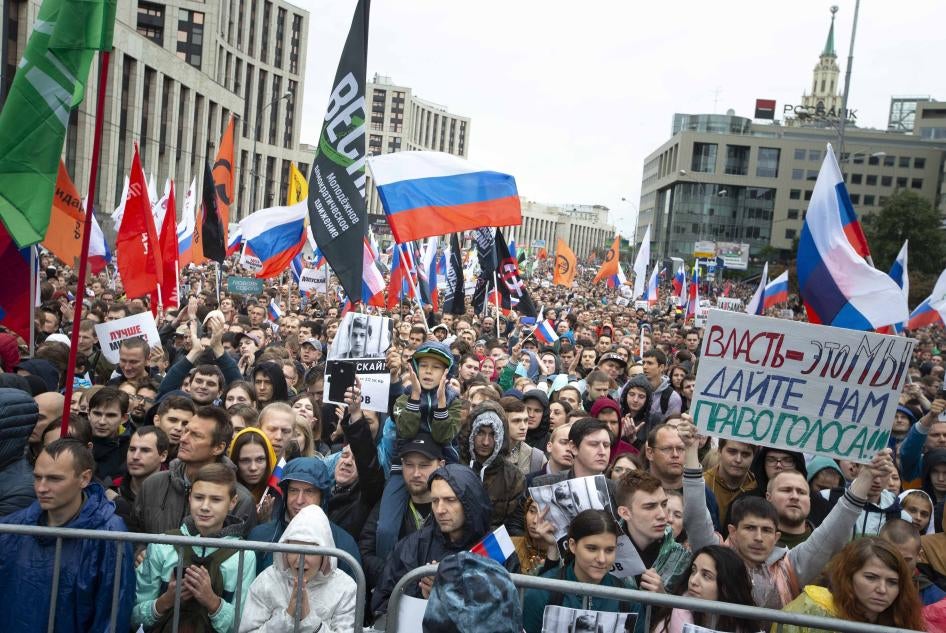 В субботу, 10 августа 2019 года, десятки тысяч человек собрались в центре Москвы, чтобы выразить протест против исключения оппозиции и независимых кандидатов из выборов в Мосгордуму.