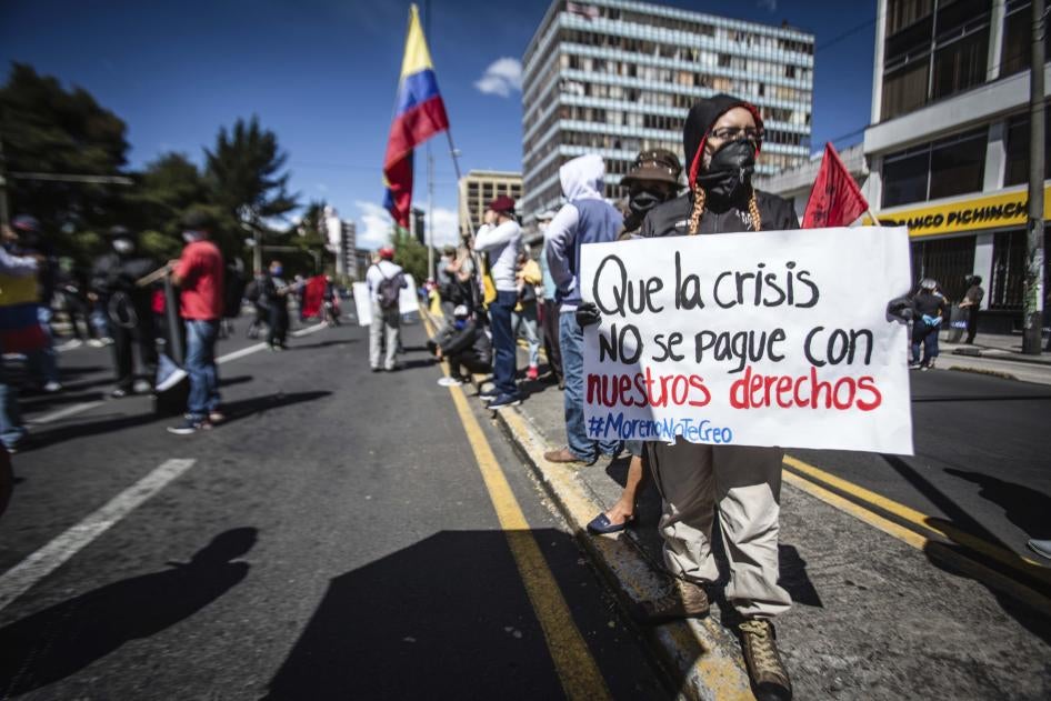 Ces habitants de Quito, en Équateur, manifestaient le 25 mai 2020 contre d’importantes coupes budgétaires, y compris pour l'éducation et certains services sociaux, annoncées par le gouvernement dans le contexte de crise économique. Message sur la pancarte : « La crise ne doit pas être réglée en sacrifiant nos droits. »