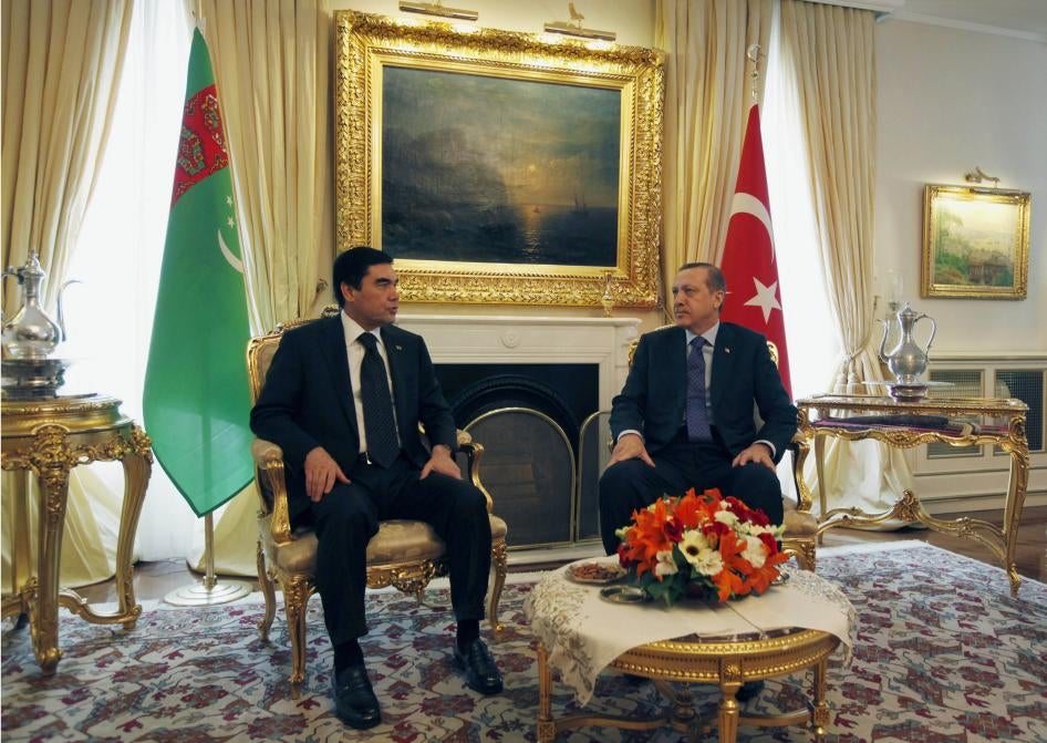 Türkmenistan Devlet Başkanı Gurbanguli Berdymukhamedov (solda) ve Türkiye Başbakanı Recep Tayyip Erdoğan 29 Şubat 2012'de Ankara'da bir araya geldi.