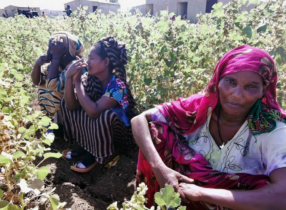 Trois femmes éthiopiennes ayant fui les violences dans la région du Tigré, dans le nord de leur pays, photographiées le 13 novembre 2020 dans un camp de réfugiés situé à Al-Fashqa au Soudan, à l’ouest de la frontière avec l’Éthiopie.