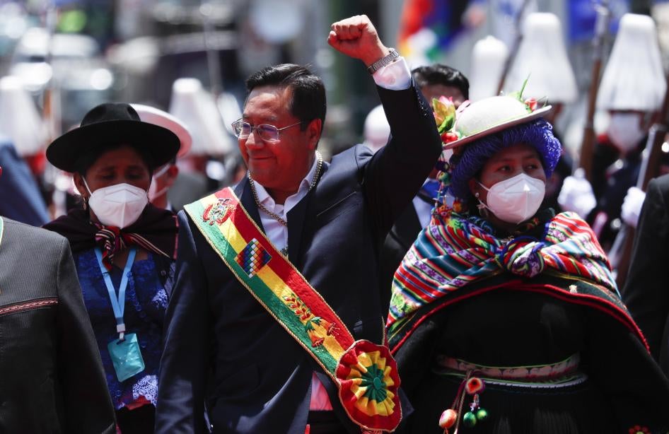 Novo Presidente da Bolivia, Luis Arce deixando o congresso depois da cerimonia de posse em La Paz, 8 de novembro de 2020.