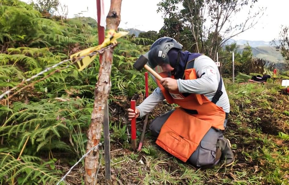 Un spécialiste du déminage sécurise une zone où sont enfouies des mines antipersonnel à Algeciras, (département de Huila), en Colombie, en juillet 2020.