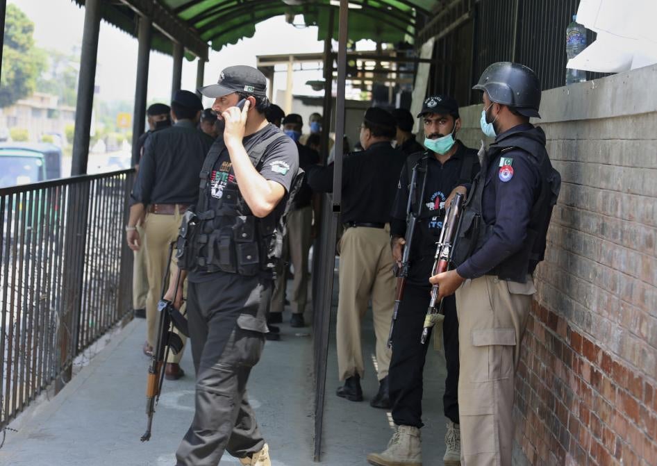 Des policiers pakistanais déployés devant le tribunal de district de Peshawar, peu après le meurtre de Tahir Shamim Ahmad, qui se trouvait au tribunal pour être jugé dans une affaire de blasphème, le 29 juillet 2020.