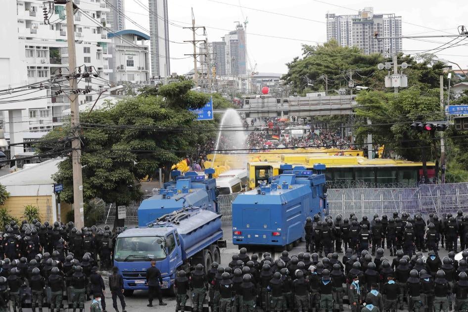 Police use water cannons to disperse democracy demonstrators near the parliament in Bangkok, November 17, 2020. © 2020 AP Photo/Sakchai Lalit
