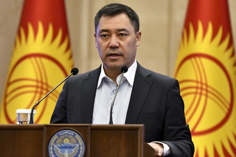 Премьер-министр Кыргызстана Садыр Жапаров выступает с речью на официальной церемонии передачи власти в парламенте Кыргызстана. Бишкек, Кыргызстан. 16 октября 2020 г.