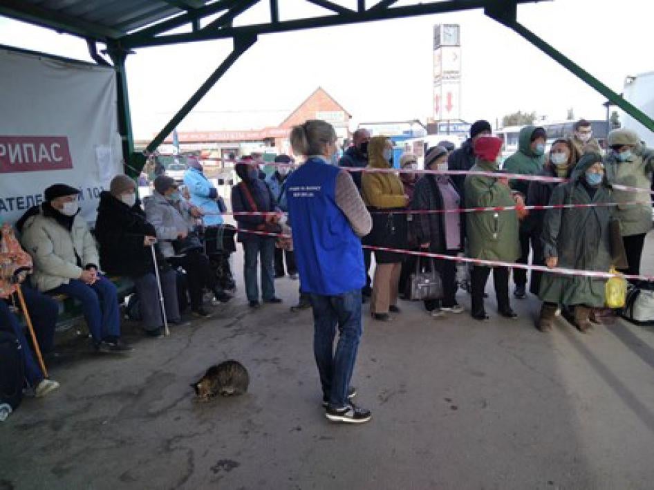 Люди ожидают пересечения границы на контрольно-пропускном пункте "Станица Луганская" на стороне, подконтрольной правительству, 23 октября 2020 г.