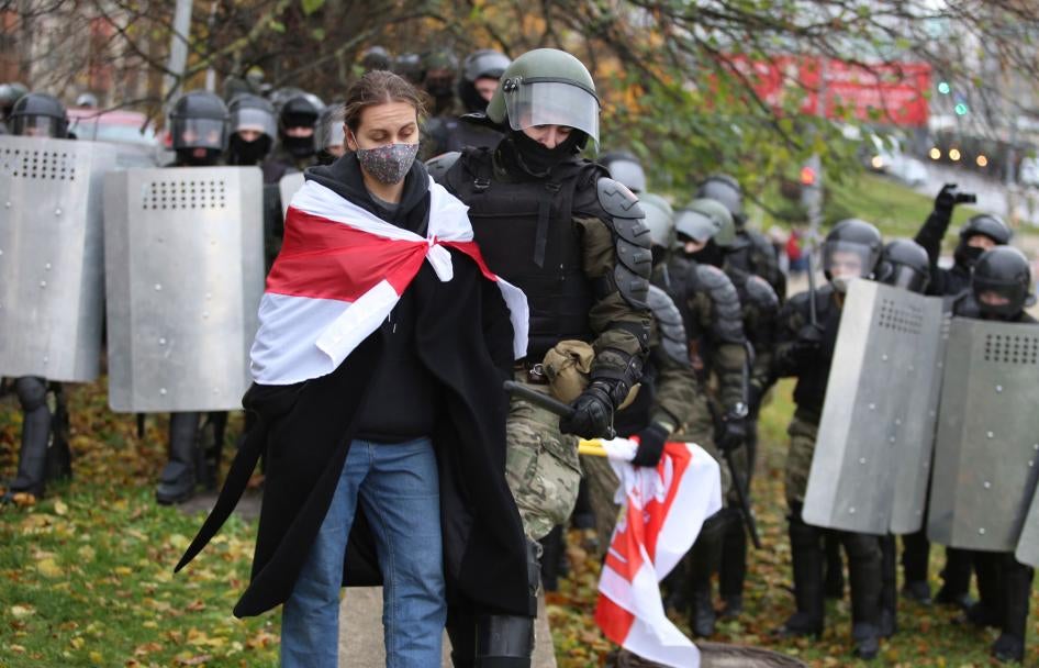 Правоохранители задерживают участницу оппозиционного протеста против официальных результатов президентских выборов в Минске, Беларусь, 8 ноября 2020 года.